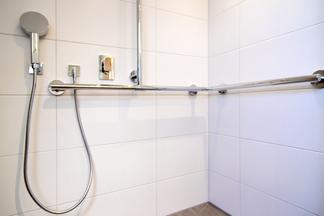 Dachbad Stübler - seniorengerecht, Dusche, Reling